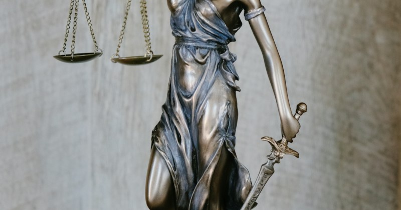 Statua della Giustizia con bilancia